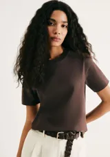 Remera color marrón claro, de corte recto, con cuello redondo y mangas cortas.