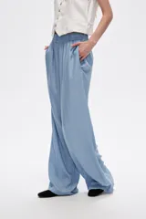 Pantalón azul de lyocell, de corte ancho y tiro alto, con cintura elastizada y bolsillos laterales.