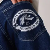 Pantalón de jean azul oscuro, corte recto, con bolsillos delanteros y traseros.