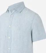 Camisa de corte regular confeccionada en mezcla de lino y algodón, con cuello inglés, manga corta y cierre frontal abotonado. Diseño liso en color beige de la marca Marfinno.