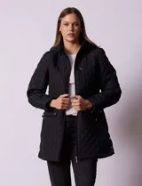Campera capitoneada color beige, marca Weatherproof, con capucha desmontable, cierre central, bolsillos delanteros con cierre, tajo lateral con botones y forro interno a tono.
