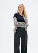 Camiseta de manga corta color terracota, con cuello redondo y corte ajustado.