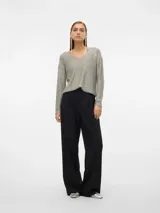 Sweater de punto color gris con cuello en V, mangas largas y lentejuelas plateadas.