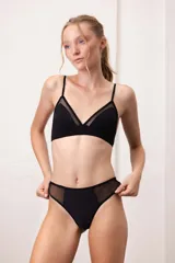 Soutien triángulo blanco de lycra con detalles de microtul.