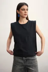 Remera musculosa negra con hombreras marcadas y cuello redondo.