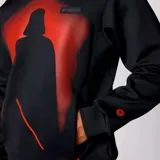 Buzo con capucha de edición especial inspirado en Darth Vader, confeccionado en tejido técnico de poliéster con elasticidad y bolsillo canguro con cremallera.