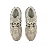 Championes New Balance modelo 1906R, color beige y marrón, con malla transpirable y detalles sintéticos. Presentan entresuela con tecnología N-ergy y logo 'N' lateral en negro con borde crema.