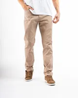 Pantalón de gabardina color beige, de corte recto, con bolsillos laterales y traseros. Se ajusta a la cintura con cinturón de cuero marrón.