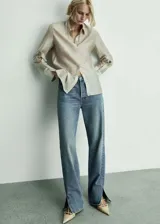 Pantalón de jean celeste de corte recto con aberturas en el bajo.