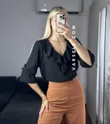 Blusa blanca de crepé de lino, con volados frontales, mangas 3/4 y estilo boho.