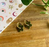 Aros semi gruesos dorados de 2 cm, fabricados en acero quirúrgico, con flor acrílica en color verde militar.