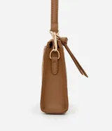 Cartera bandolera pequeña color marrón, con correa larga ajustable, cierre de cremallera y tirador.
