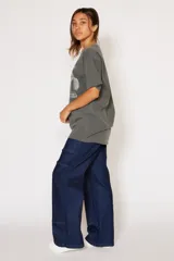 Remera de algodón orgánico color gris oscuro con efecto gastado y estampado frontal en glitter plateado de la banda Pink Floyd, con referencia a su gira 'Atom Heart Mother World Tour' de 1970-1971.