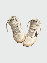 Botines de cuero blanco con detalles en negro y diseño de estrella, de caña alta y suela de goma.
