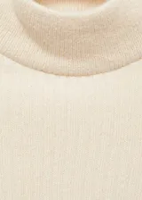 Sweater corto color crema de punto canalé con cuello alto.