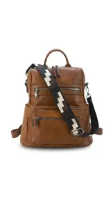 Mochila negra de símil cuero con apertura superior y tres bolsillos frontales con cierres metálicos. Incluye bolsillos laterales y tres bolsillos internos. Tiene correa larga de galón regulable para usar como bandolera y correas para colgar en la espalda.