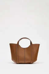 Bolso mini city color marrón con asa de mano y asa bandolera extraíble. Detalle de pespuntes en contraste y bolsa interior extraíble con cierre mediante cremallera.