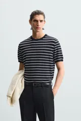 Camiseta de hombre de punto con mezcla de viscosa, a rayas horizontales blancas y azul marino. Tiene cuello redondo, manga corta y terminaciones en rib.