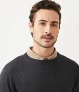 Sweater gris de tejido de punto con cuello redondo y mangas largas. Corte clásico.
