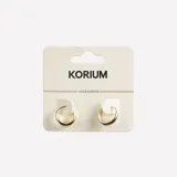 Aros tipo argolla pequeños, dorados, con forma trapezoidal o de gota invertida, de acabado liso y brillante.