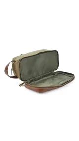 Neceser verde militar de tela canvas con detalles en cuero marrón. Tiene un bolsillo frontal con cierre, asa lateral y doble compartimento con cierre en la parte superior y en la base.
