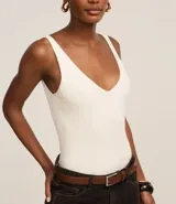 Blusa blanca sin mangas de punto acanalado con escote en V y espalda descubierta.