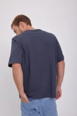 Remera azul marino de manga corta y cuello redondo, con estampado frontal en color beige que dice 'Superior Quality D.N.M. Jack & Jones Denim Company Est. 1990'.