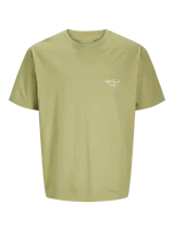 Camiseta verde oliva de manga corta y cuello redondo con calce holgado. Estampa en la espalda con impresión de goma de tacto suave con diseño de ventana con flores.