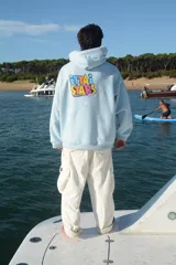 Sudadera color crema con diseño de cereales coloridos en el frontal y en la parte trasera.