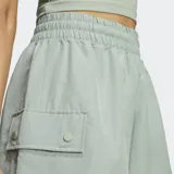 Short cargo verde con cintura elástica ajustable con cordón, bolsillos laterales con cierre a presión y logo de Adidas bordado en el lateral.