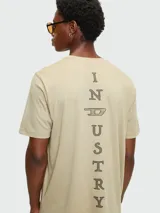 Remera blanca de manga corta con cuello redondo y corte recto.