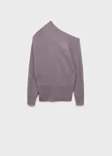 Sweater lila de punto con cuello asimétrico y manga larga.