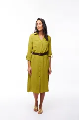 Vestido camisero midi color verde oliva, con cuello camisero, mangas 3/4 con trabillas, cierre frontal con botones y cinturón marrón.