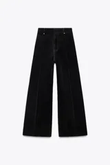 Pantalón de jean negro de pana, de corte wide leg y tiro alto.