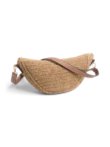 Bolso crossover de paja de trigo color beige con correa de cuero marrón ajustable y desmontable, cierre con cremallera y forro completo.