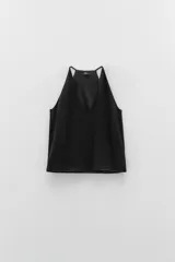 Top musculosa negro con escote en V y tirantes finos.