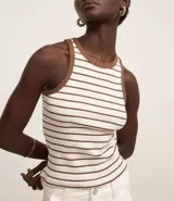 Musculosa blanca con rayas horizontales marrones, cuello redondo y sisas con ribete marrón.