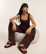 Pantalón recto de viscosa texturizada color blanco, con lazo en la cintura.