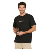 Pack compuesto por una remera negra de manga corta con estampado del logo de la marca en el pecho y una billetera marrón de cuero sintético con compartimentos interiores para tarjetas y billetes.