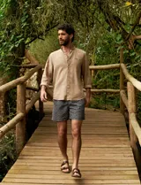 Camisa de lino color beige, de cuello mao y manga larga.