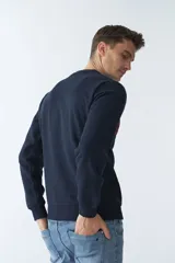 Buzo de felpa azul marino con una franja horizontal bordó en el pecho con la inscripción "BROOKSFIELD ESTABLISHED IN TORINO, ITALY - SINCE 1971".