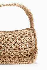 Cartera de mano color beige, confeccionada en paja trenzada de papel. Tiene asa corta y cierre superior con cremallera.
