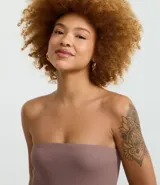 Body marrón sin breteles, confeccionado en tejido rib con textura acanalada y cierre con botones a presión en la entrepierna.