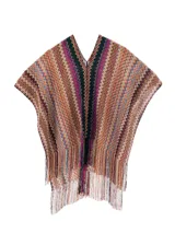 Poncho de tejido de punto con cuello en V y diseño de zigzag multicolor, con flecos largos en el ruedo.