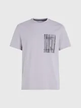 Remera gris de manga corta con cuello redondo y bolsillo en el pecho con estampado abstracto y logo de Calvin Klein.