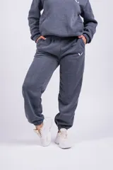 Pantalón de jogging color beige con cintura elástica y logo bordado en la pierna.