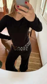 Faja ancha de ecocuero negro con textura símil piel de cocodrilo y apliques de tachas redondas plateadas.