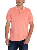 Chomba color salmón de piqué de algodón orgánico, con cuello clásico y tapeta de dos botones.