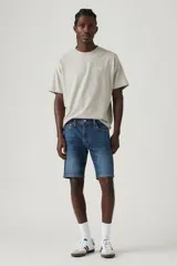 Bermuda de jean de calce slim, color azul medio, con bolsillos delanteros y traseros.