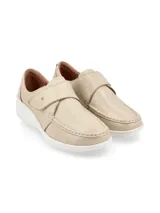 Zapato slip on color marrón con elástico en el empeine y suela blanca.